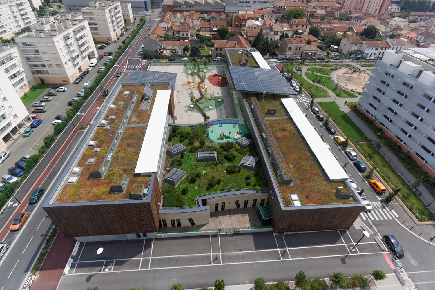 Travaux de végétalisation de toiture du Groupe scolaire des Ponts Jumeaux à Toulouse, Haute-Garonne